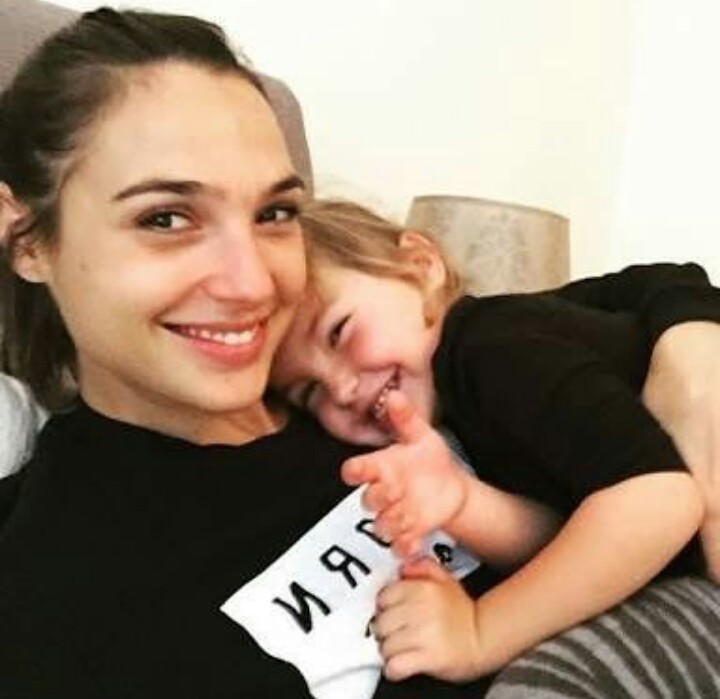 12 Potret bintang Hollywood saat mengasuh sang anak, gemesin banget