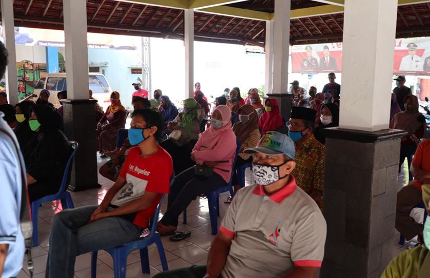 Bagikan masker pada warga Desa Sengguruh saat acara desa.