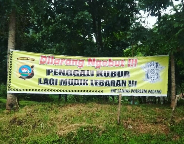 9 Spanduk pemberitahuan ini kocak banget, bikin gagal fokus