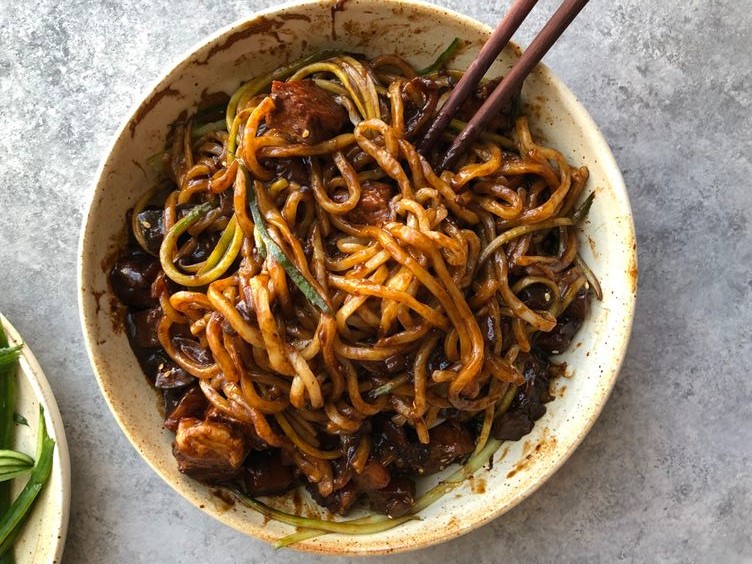 https://hipfoodiemom.com/2019/03/06/korean-jajangmyeon-noodles-with-black-bean-sauce-a-video/