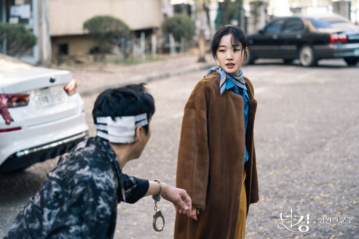 kim go eun berperan ganda