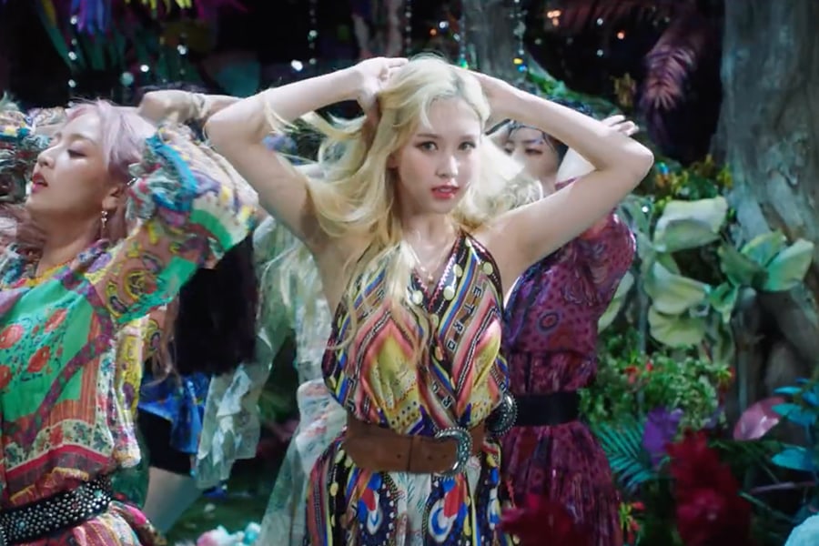 7 Inspirasi gaya musim panas dalam music video TWICE 'MORE & MORE'