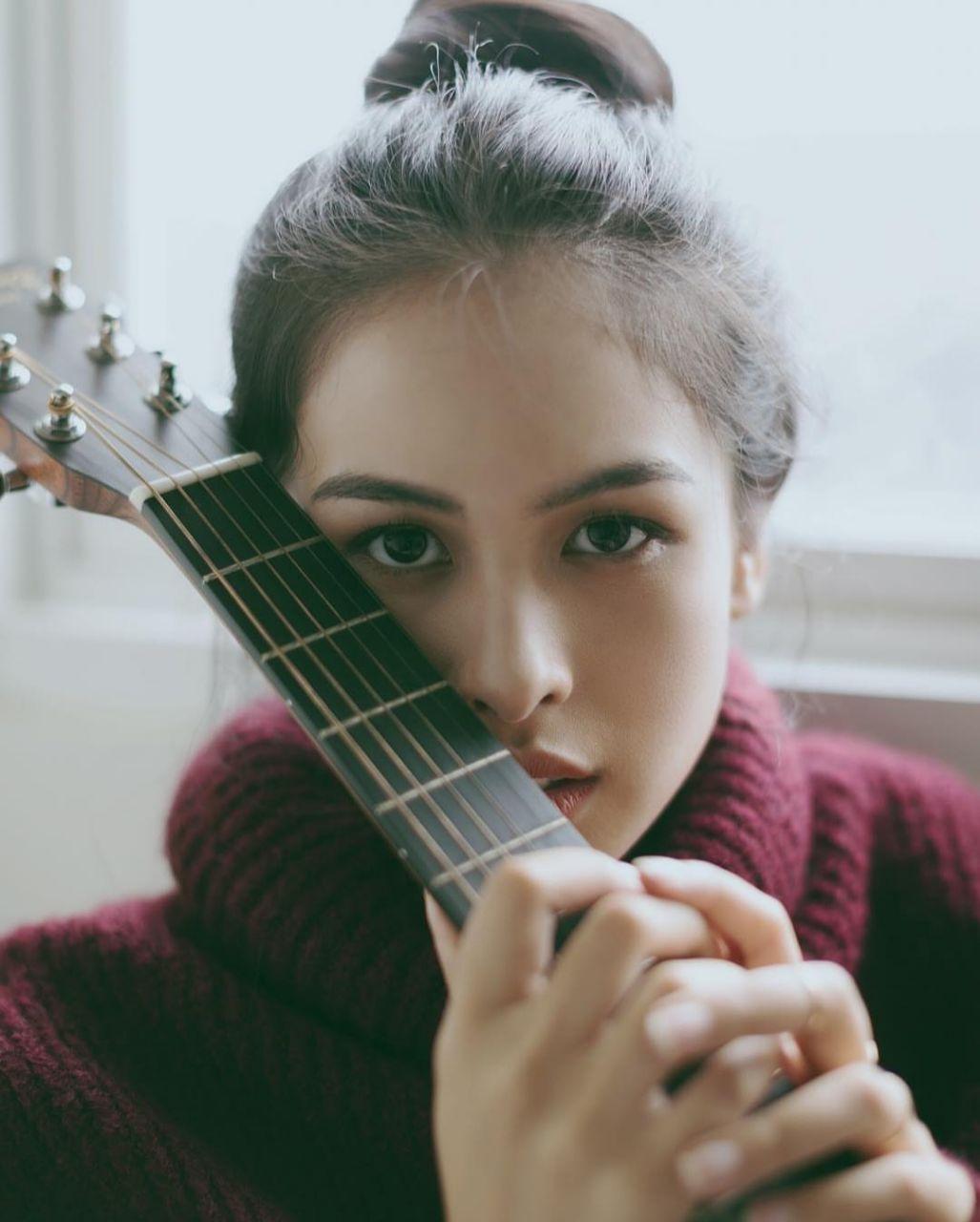 9 Penyanyi wanita ini piawai memainkan alat musik saat manggung