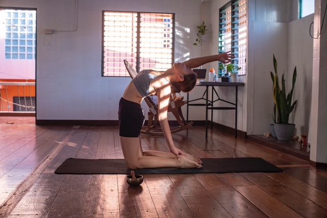 yoga di dalam ruangan