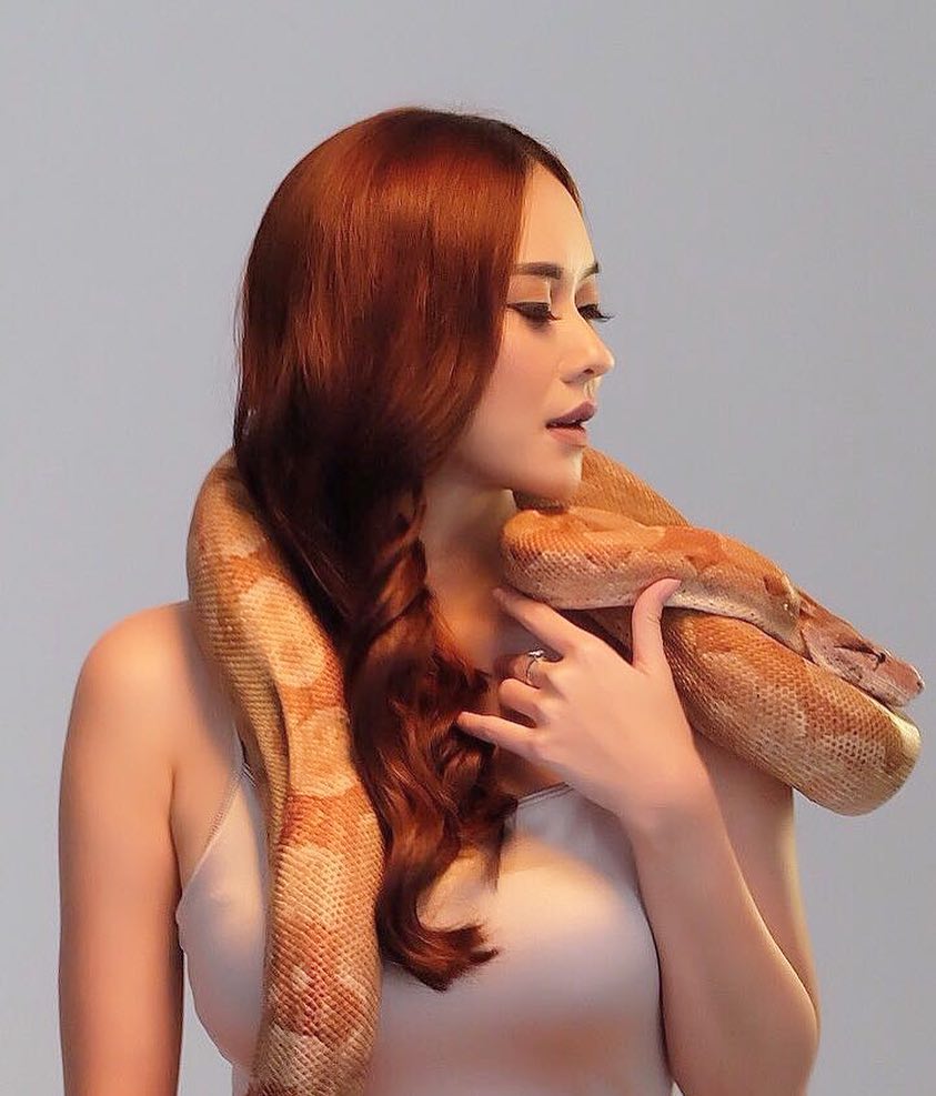 4 Potret Aura Kasih bersama hewan ular, tak canggung sedikit pun