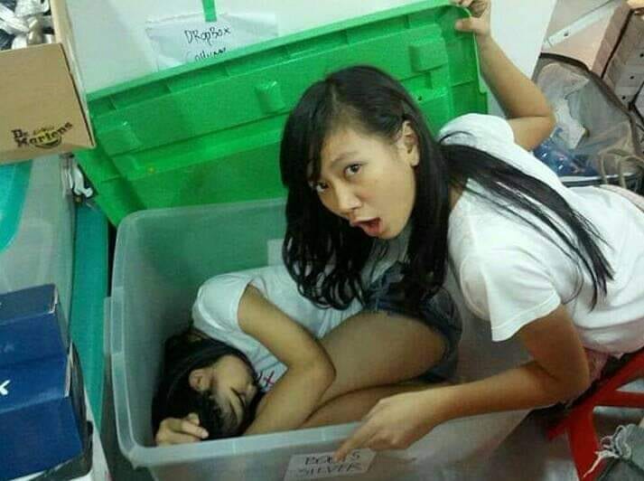 Ayana tidur di tempat penyimpanan
