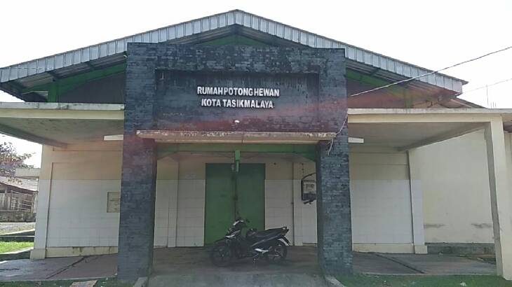Source : https://www.cakrawalamedia.co.id/wp-content/uploads/2019/07/Penyembelihan-Hewan-Kurban-di-RPH-Kota-Tasik.jpg
