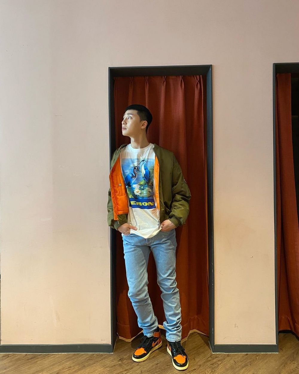 9 Inspirasi gaya fashion ala Park Seo Joon, simpel namun tetap keren