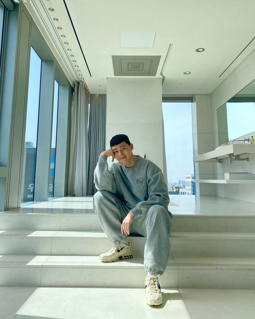 9 Inspirasi gaya fashion ala Park Seo Joon, simpel namun tetap keren