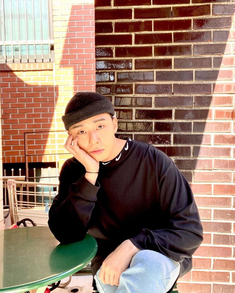 9 Inspirasi gaya fashion ala Park Seo Joon, simpel namun tetap keren