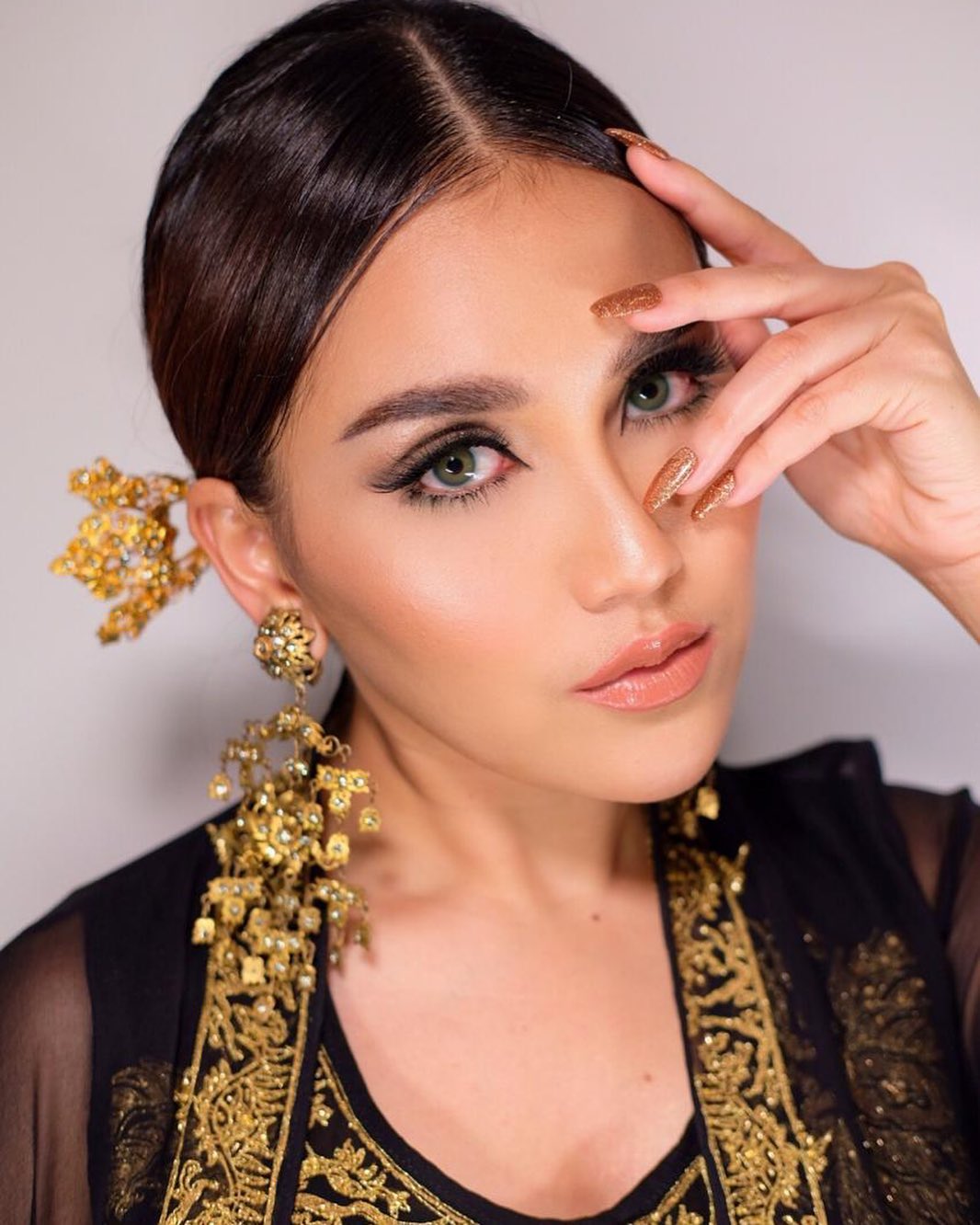 9 Potret penampilan terbaru Ayu Ting Ting, memesona dan keren abis