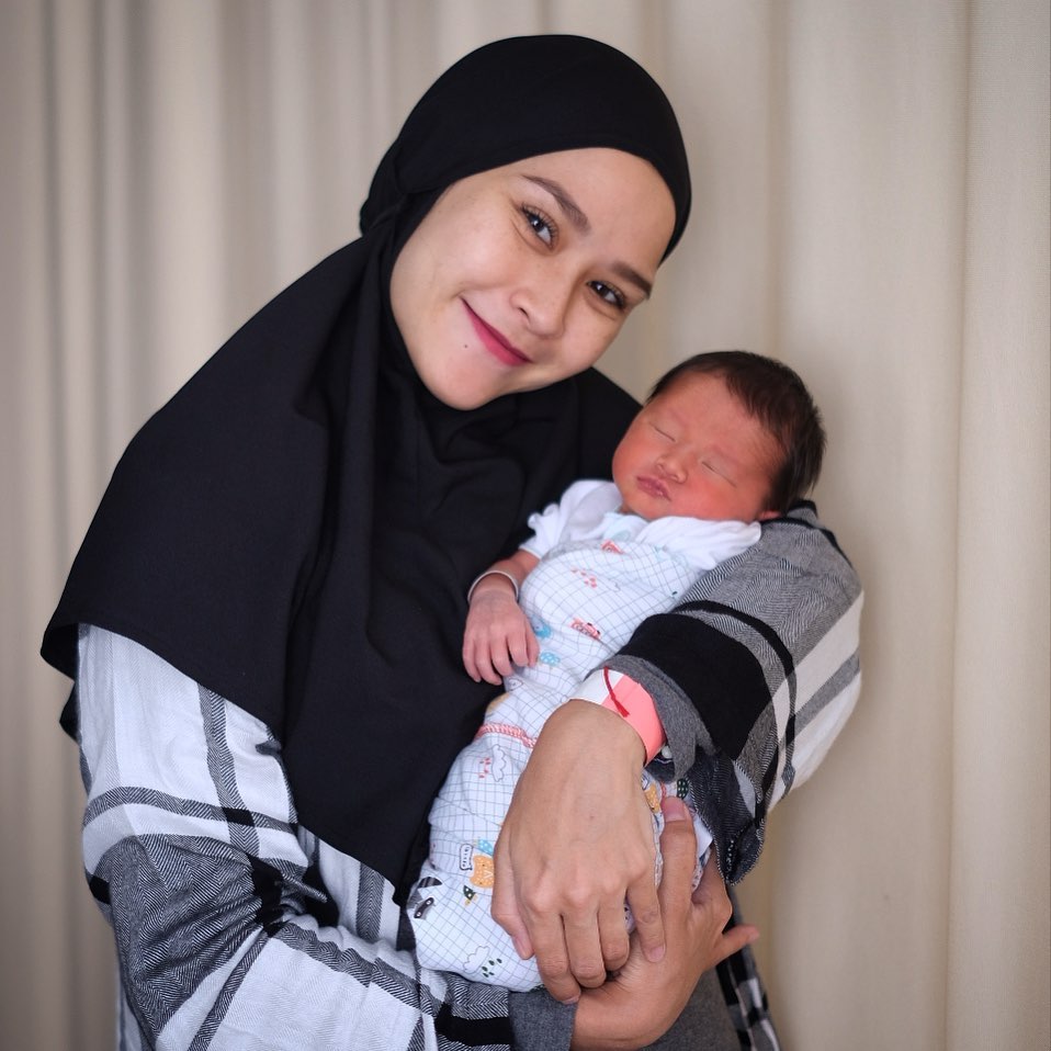 5 Potret manis anak kelima Zaskia Adya Mecca dan Hanung Bramantyo