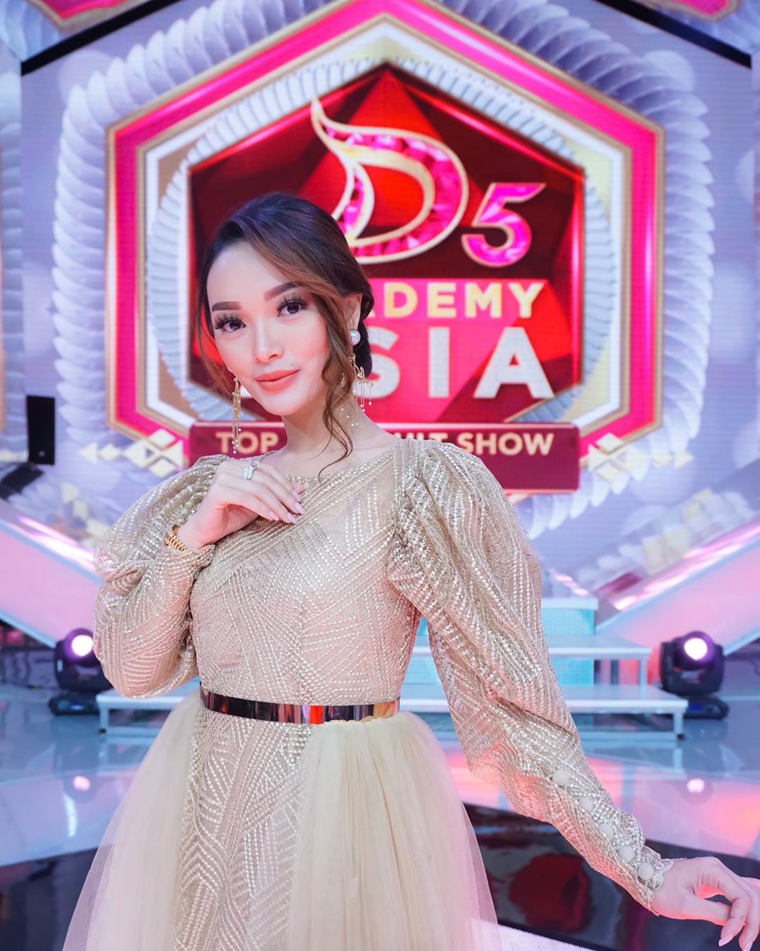 7 Artis ini sukses berkarier di dunia hiburan meski tak lulus SMA