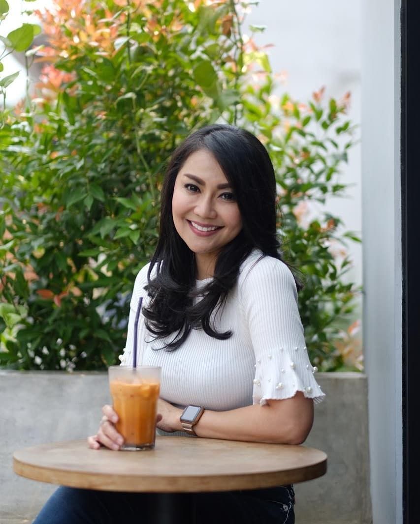 10 Pesona Tessa Kaunang, tetap awet muda di usia kepala empat