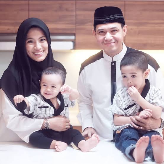 Dude dan keluarga bersahaja