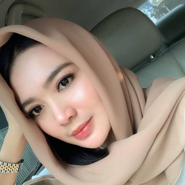 10 Seleb Tanah Air ini punya kumis tipis, pesonanya bikin jatuh hati