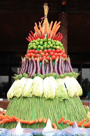 Gunungan hasil bumi