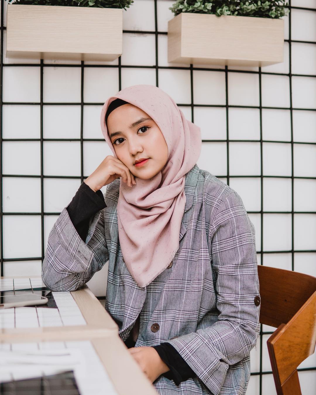 10 Fashion ala Wirda Mansyur dalam berbagai kesempatan, modis & cantik