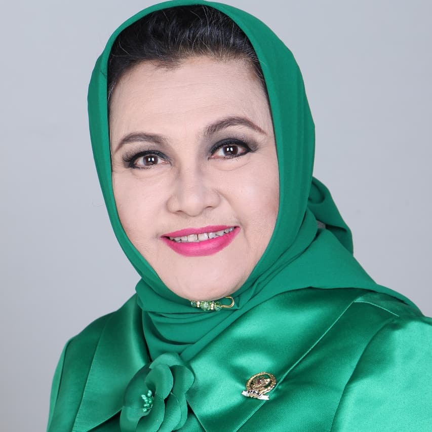 Emilia Contessa dengan hijab hijau