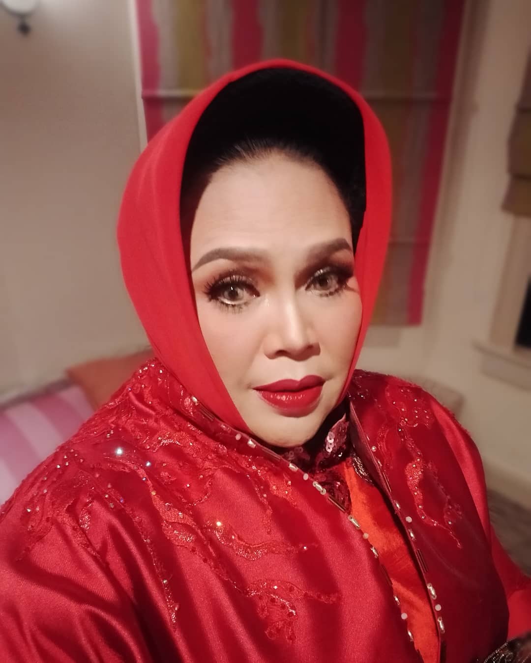 Bunda Hetty memakai jilbab merah