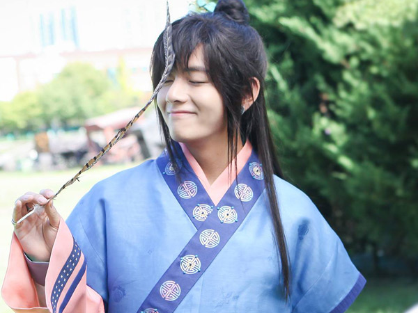 10 Idol K-Pop pria ini terlihat cantik dengan gaya rambut panjang