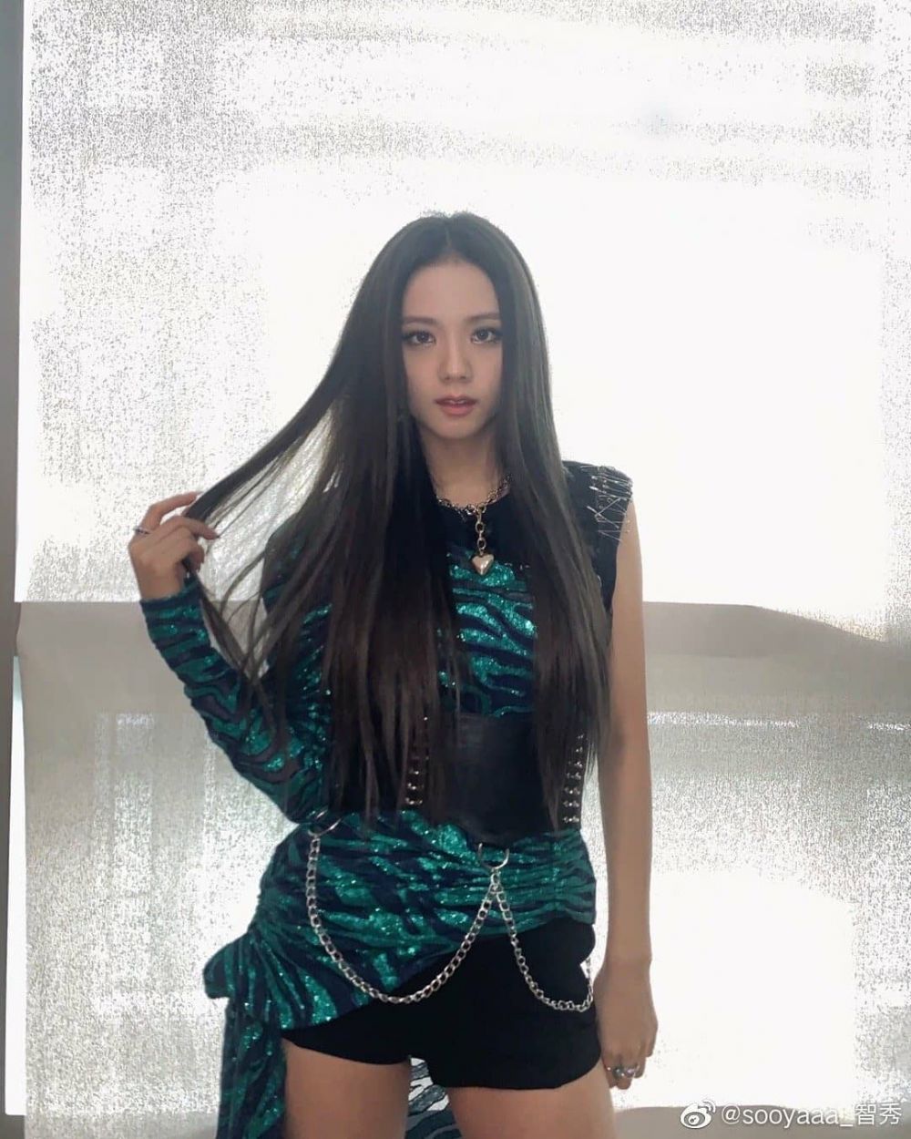 9 Potret cantik Kim Jisoo di belakang panggung, tak kalah menawan