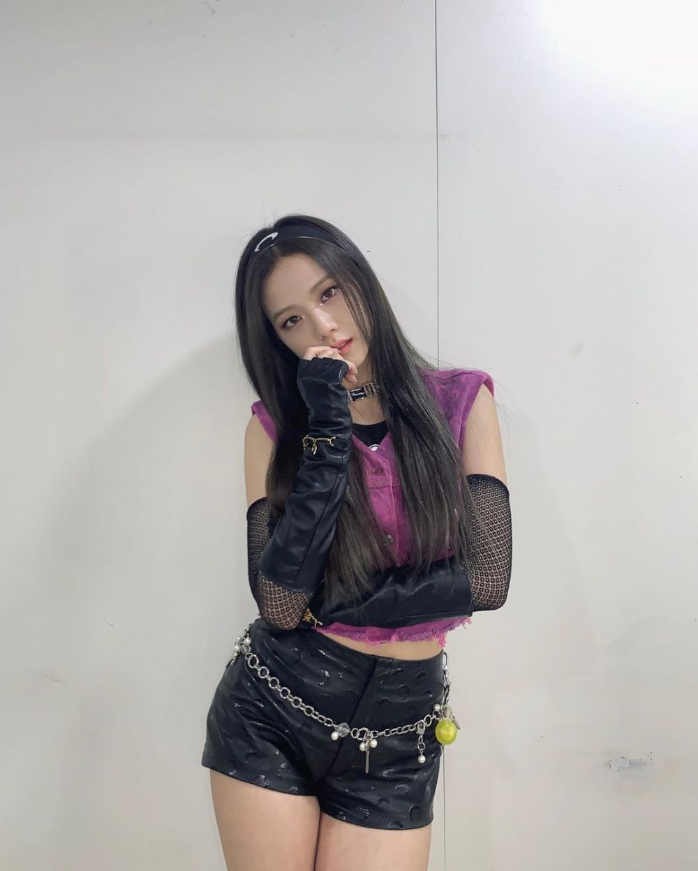 9 Potret cantik Kim Jisoo di belakang panggung, tak kalah menawan