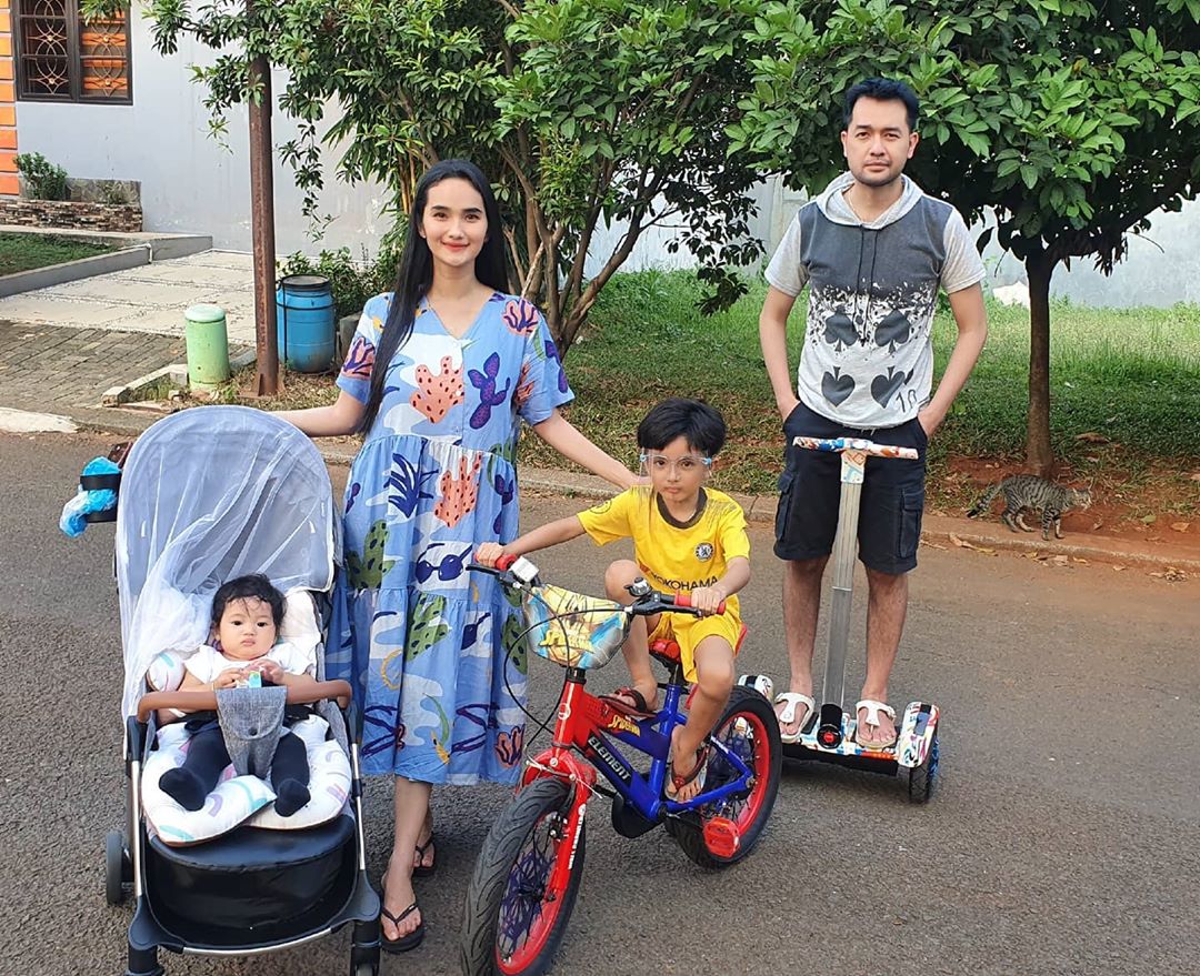 Jarang disorot, ini 7 potret harmonis keluarga Faby Marcelia & Revand