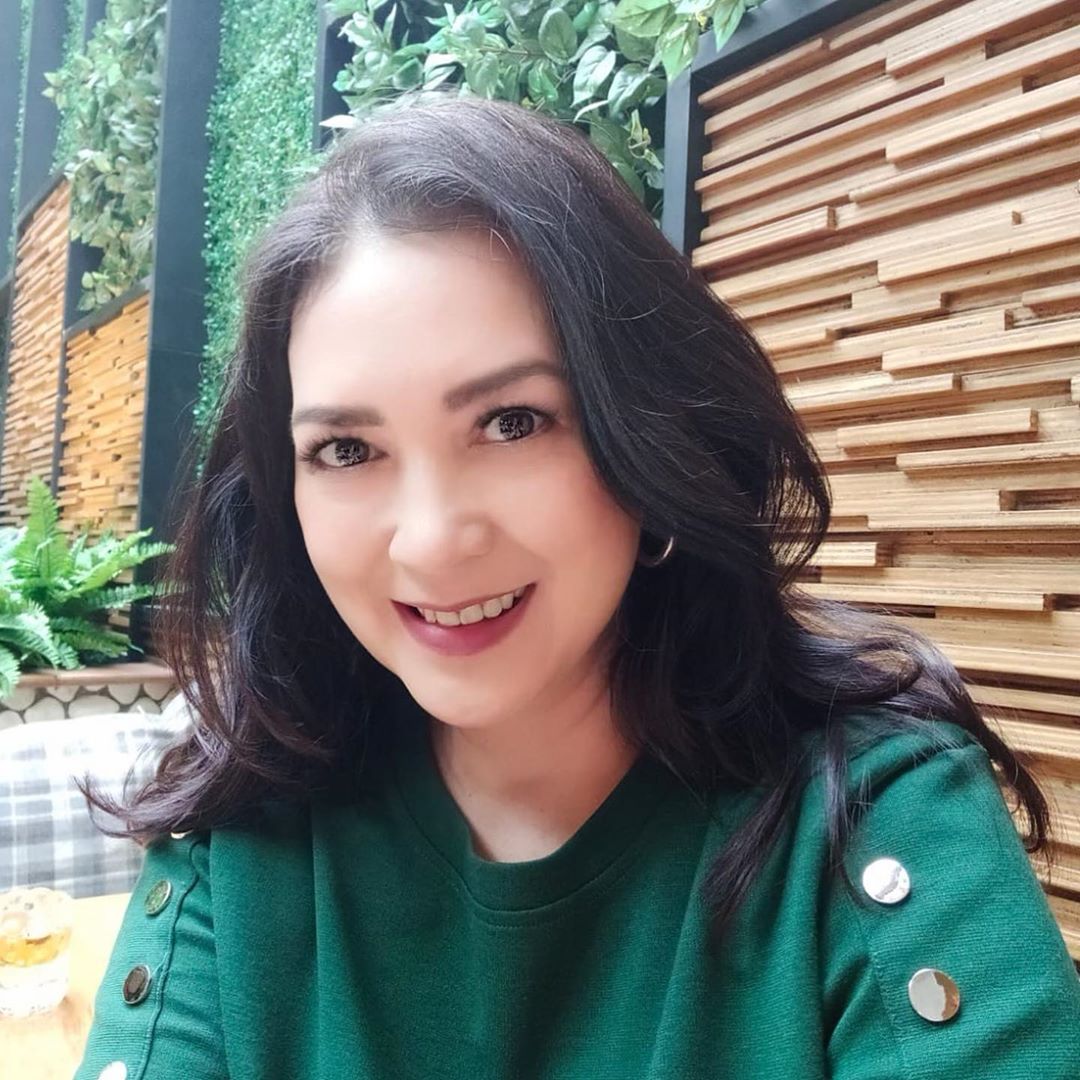 7 Potret Ira Wibowo saat usia kepala lima, pesonanya gak pernah luntur