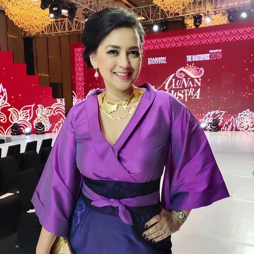 7 Potret Ira Wibowo saat usia kepala lima, pesonanya gak pernah luntur