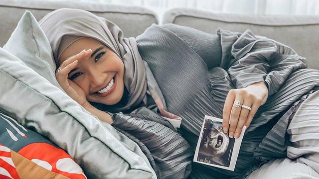 6 Artis ini sedang mengandung dan menantikan kelahiran sang buah hati