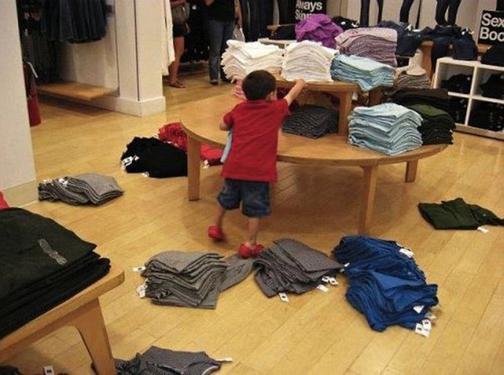 7 Tingkah anak kecil saat di pusat perbelanjaan ini bikin tepuk jidat
