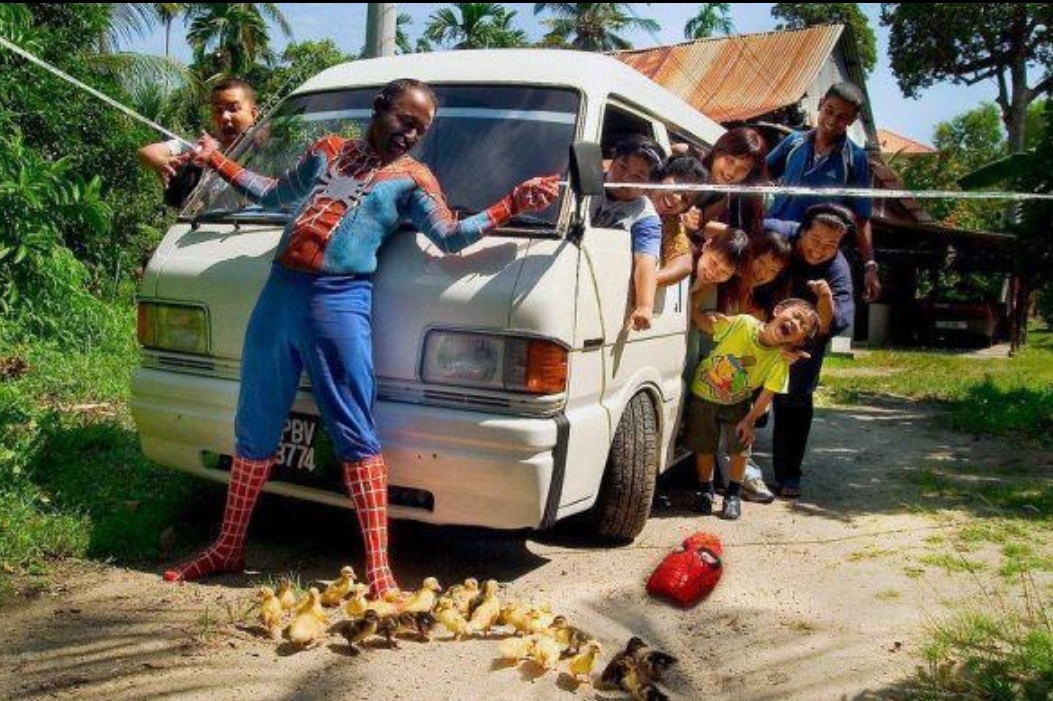 12 Potret tingkah kocak orang berkostum Spiderman ini bikin ngakak