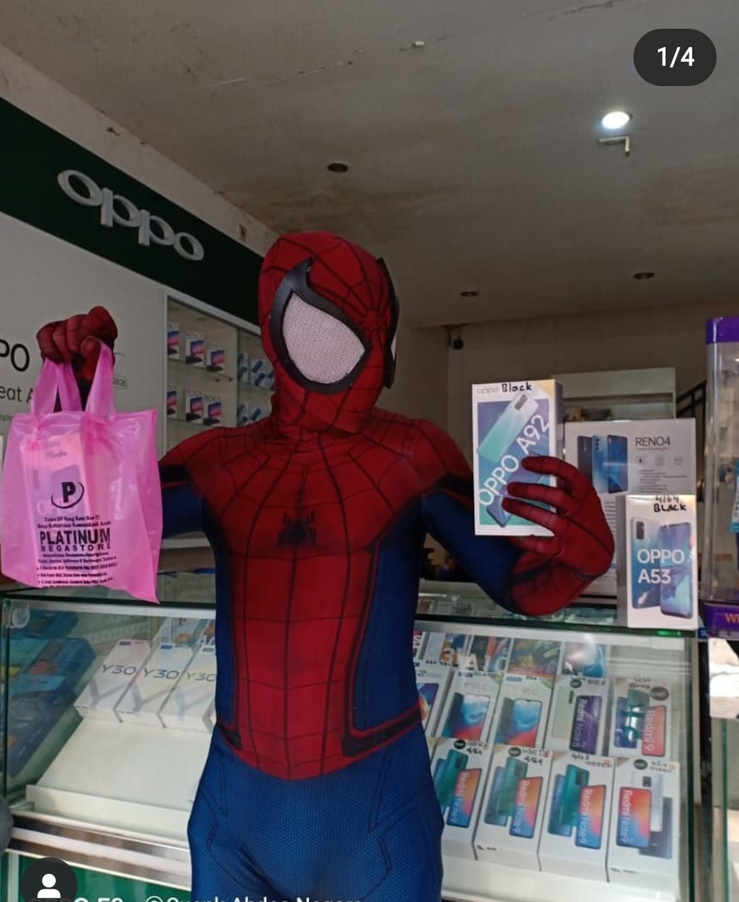 12 Potret tingkah kocak orang berkostum Spiderman ini bikin ngakak