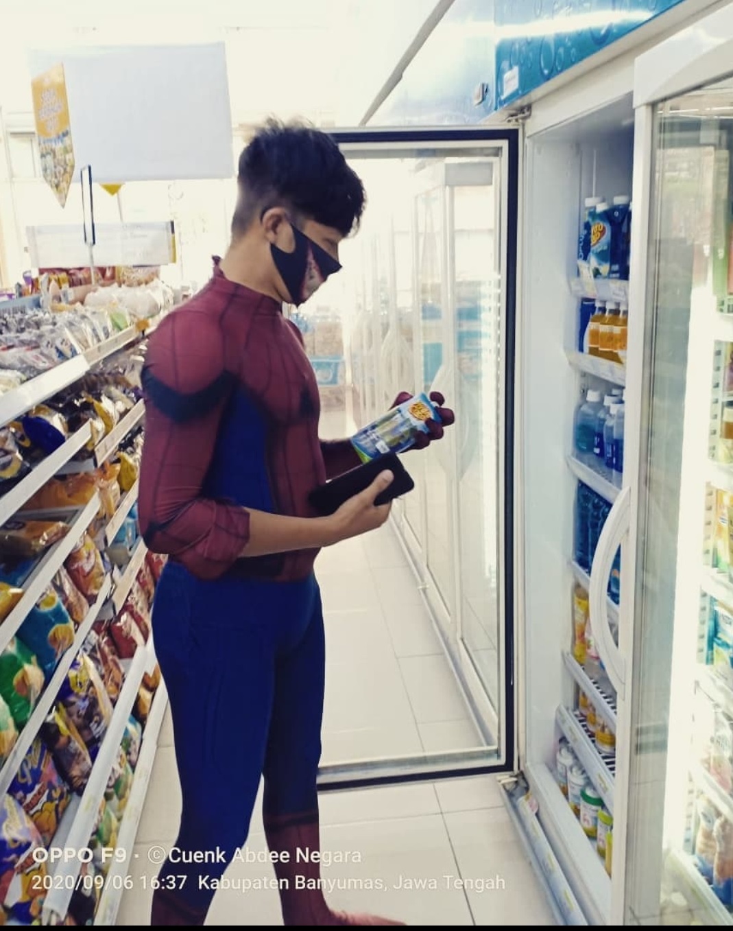 12 Potret tingkah kocak orang berkostum Spiderman ini bikin ngakak