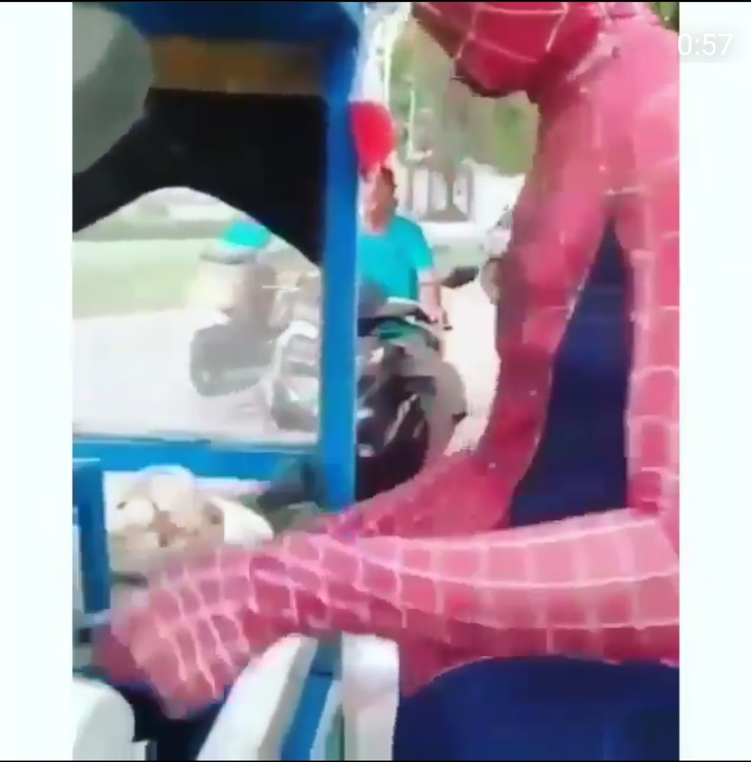 12 Potret tingkah kocak orang berkostum Spiderman ini bikin ngakak