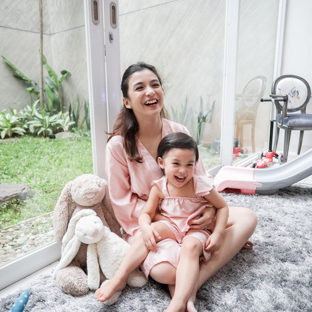 Sudah menjadi seorang ibu, 6 seleb ini tetap terlihat imut & awet muda