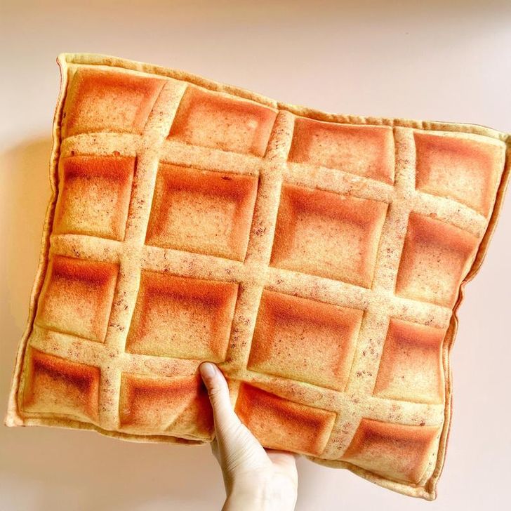 Bukannya tidur nyenyak, 15 bentuk bantal ini justru bikin lapar