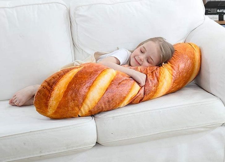 Bukannya tidur nyenyak, 15 bentuk bantal ini justru bikin lapar