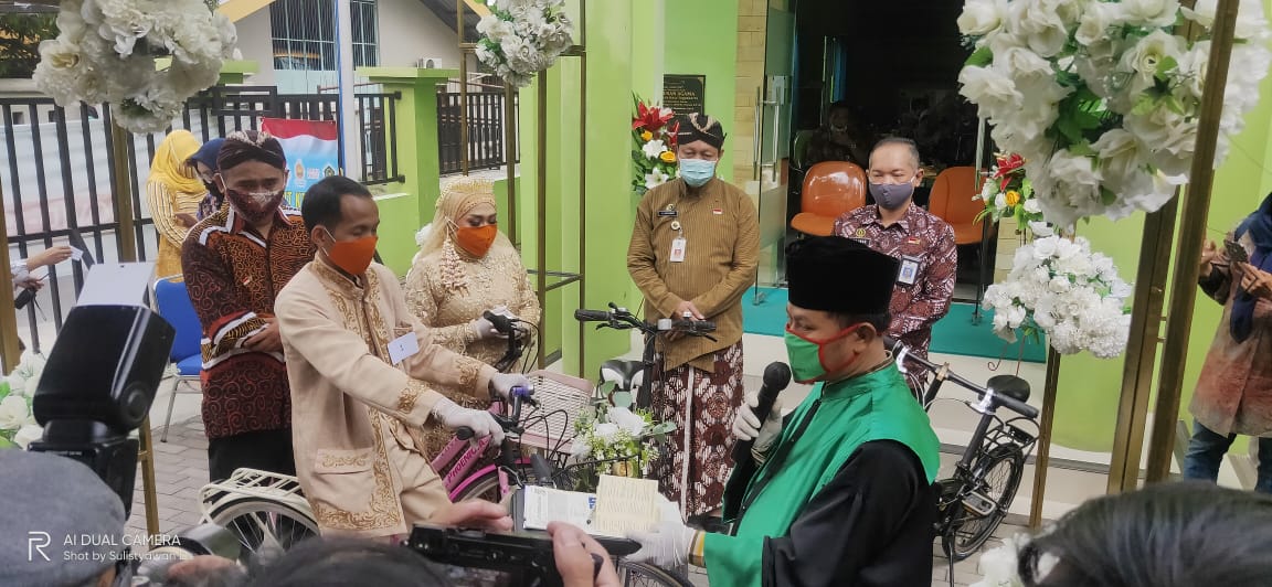 4 Pasang pengantin asal Yogyakarta ini menikah di atas sepeda onthel