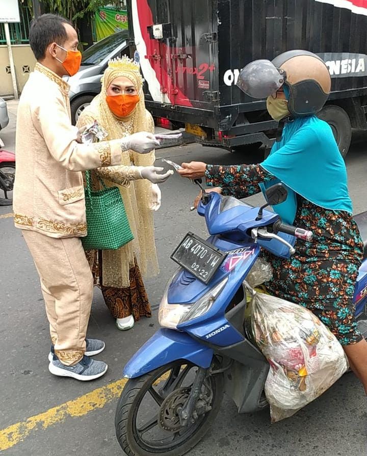 4 Pasang pengantin asal Yogyakarta ini menikah di atas sepeda onthel