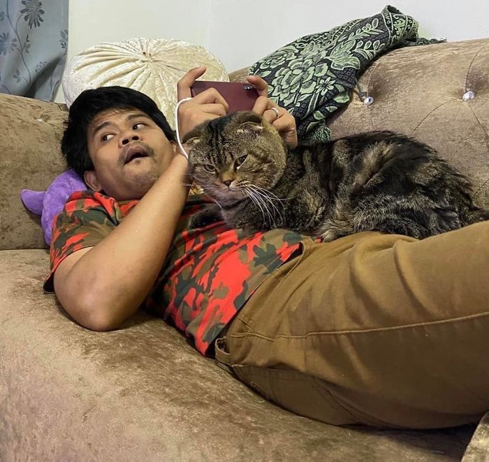17 Potret seorang pria dan kucingnya ini bikin baper, mesra banget