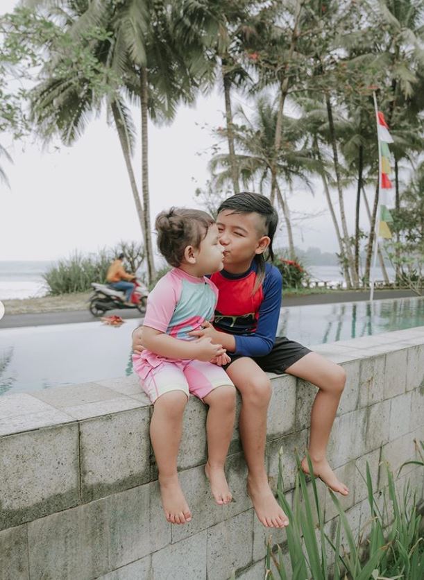 10 Potret kedekatan Ray Shaka dan Sea Dedari, kakak adik kompak