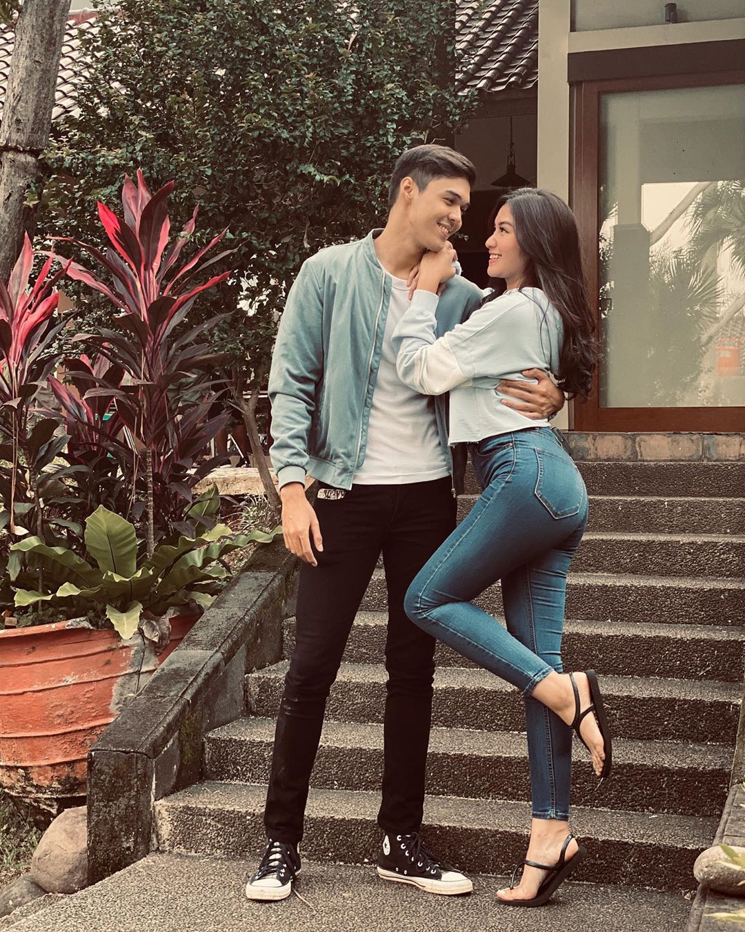 7 Potret manis Ochi Rosdiana dan Rizky Djanbi, pasangan romantis
