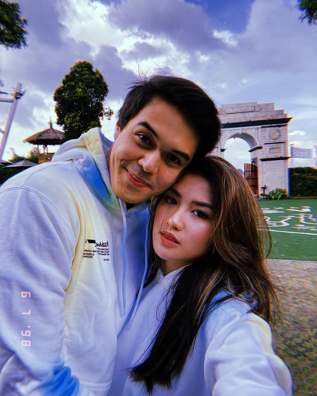 7 Potret manis Ochi Rosdiana dan Rizky Djanbi, pasangan romantis