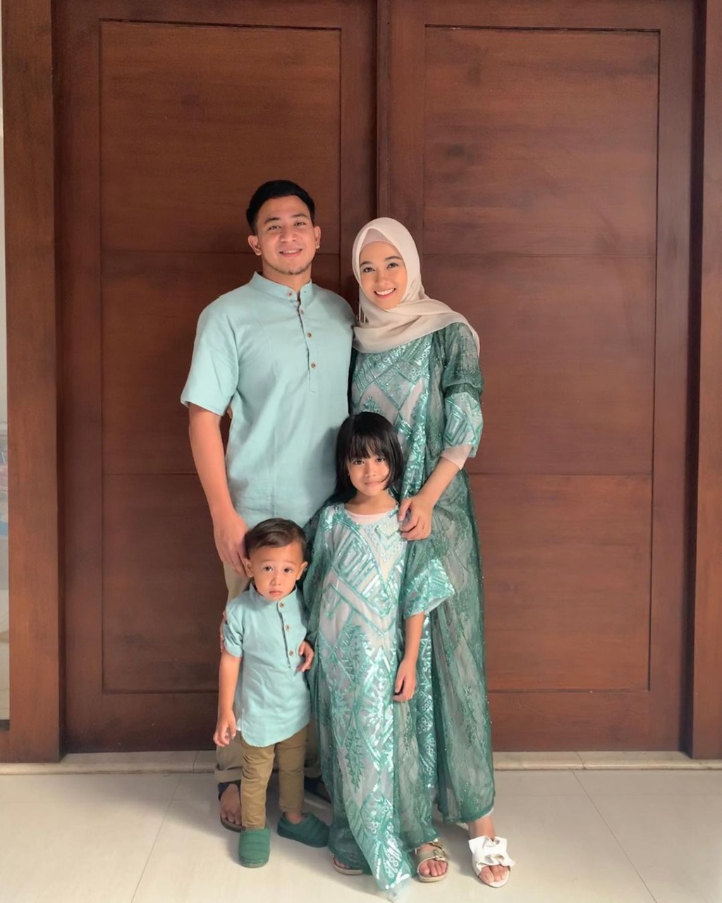 7 Potret terbaru Poppy Bunga, ibu dua anak yang kian menawan