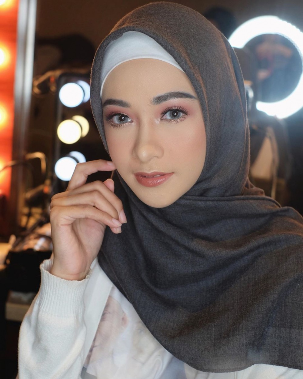 7 Potret terbaru Poppy Bunga, ibu dua anak yang kian menawan