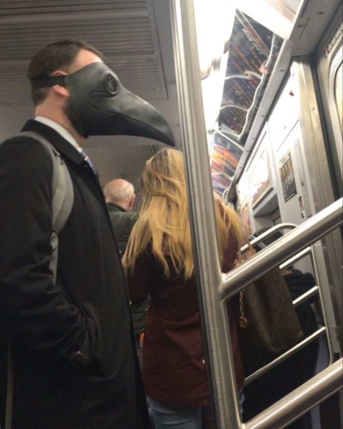 10 Orang yang naik kereta ini mengenakan masker aneh, bikin ngakak!