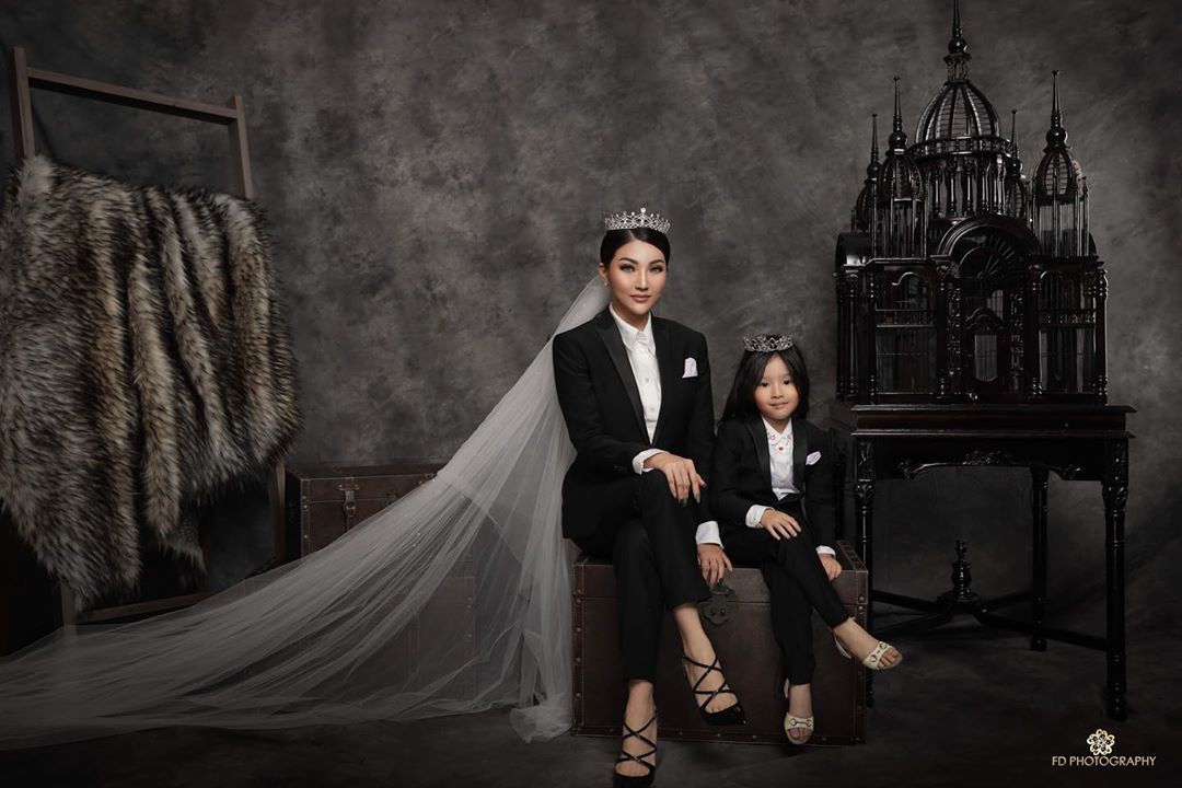 9 Photoshoot keluarga The Onsu dengan konsep black suite yang estetik