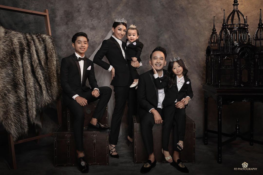 9 Photoshoot keluarga The Onsu dengan konsep black suite yang estetik